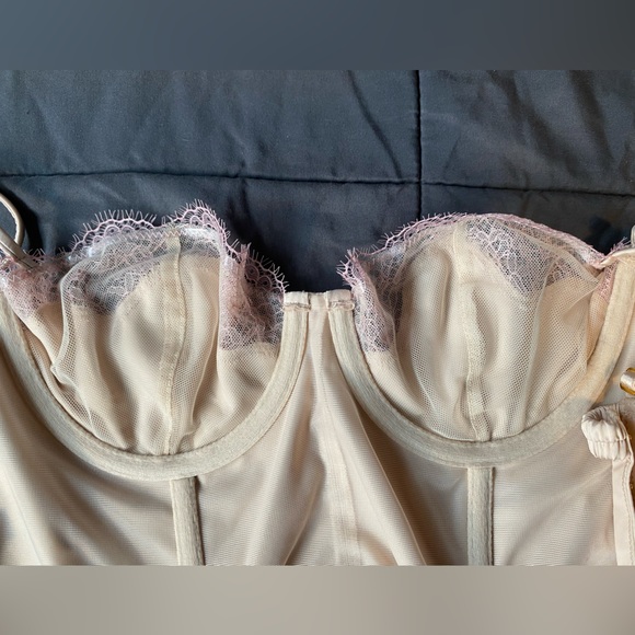 Cream/pink lace bustier - Picture 4 of 5
